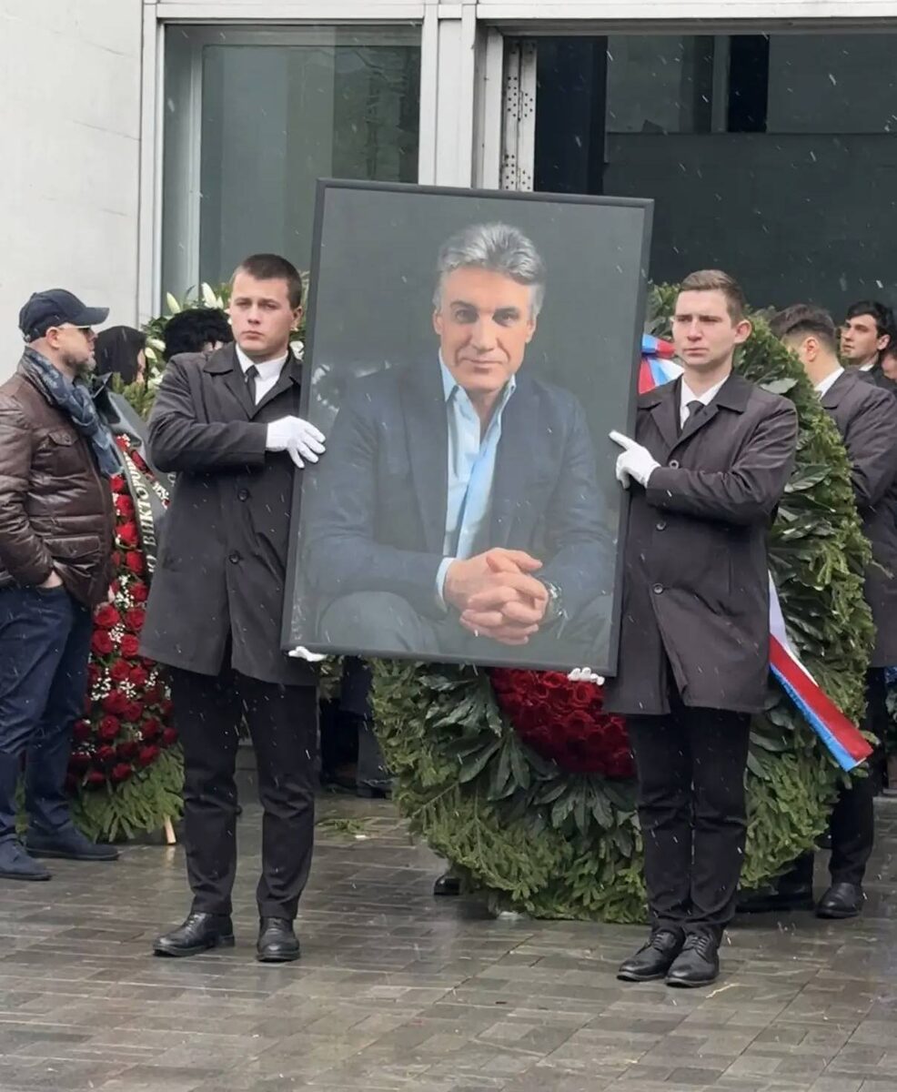    Впереди процессии двое мужчин несли большой портрет Алексея ПимановаФото VOICE