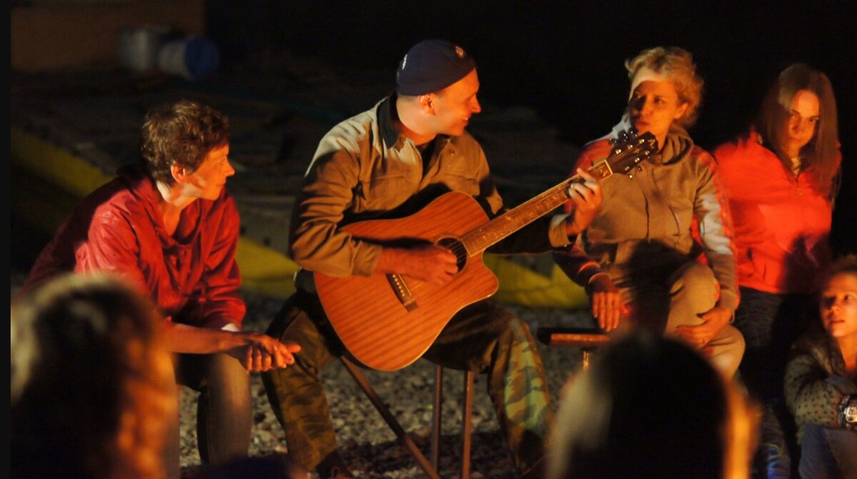 Посиделки у костра с гитарой на сплаве по Чусовой