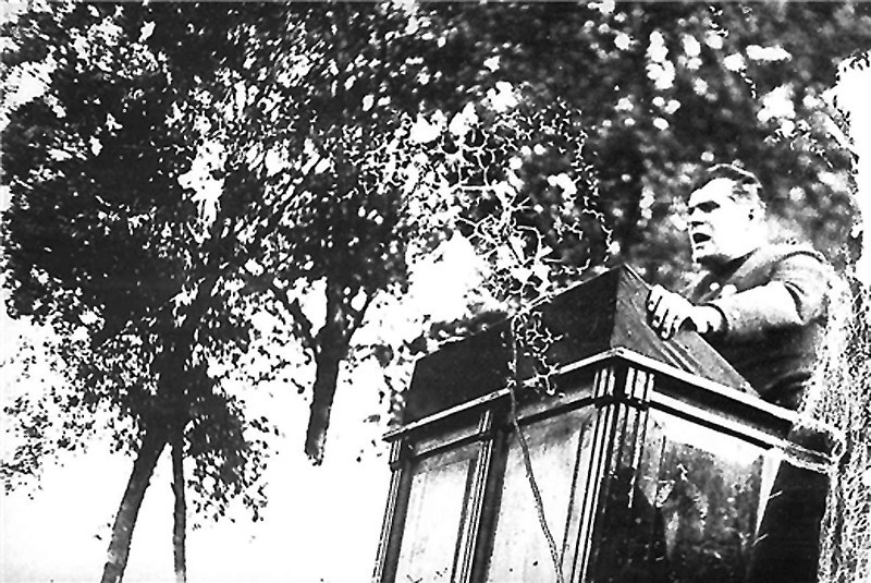 Знаменитый летчик М.В. Водопьянов выступает на митинге с речью об авиации и значении работ Циолковского. 19 сентября 1936 г. АРАН Ф.555. Оп.2. ед.хр.161.стр.53