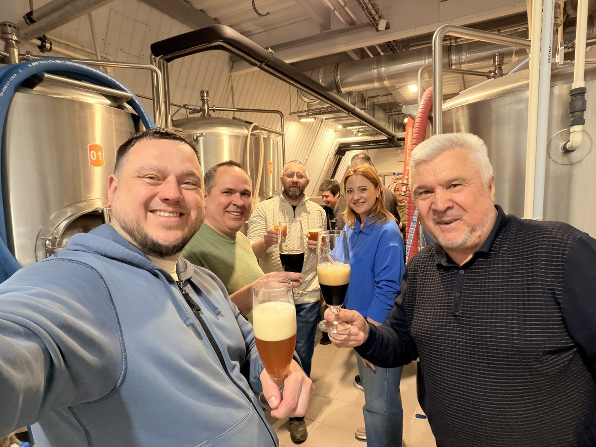 Участники клуба на дегустации в пивоварне Brew Division. 