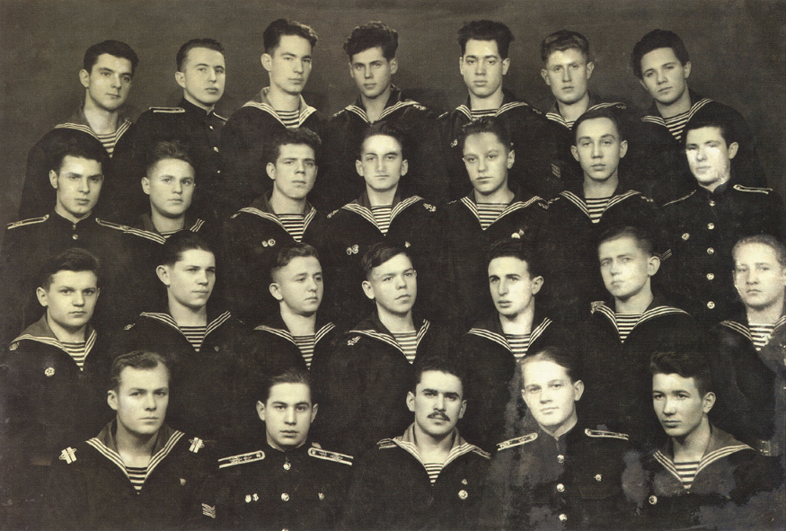 Курсанты радиотехнического факультета Ленинградского высшего инженерного морского училища им. С.О. Макарова. 1954 г.  В 1954 г. Лениградское высшее мореходное училище было объединено с Высшим арктическми морским училищем им. адмирала С.О. Макарова в Ленингардское высшее инженерное морское училища им. С.О. Макарова. Судя по фотографии факультет был доукомлектован и учащимися Ленинградского речного училища. 