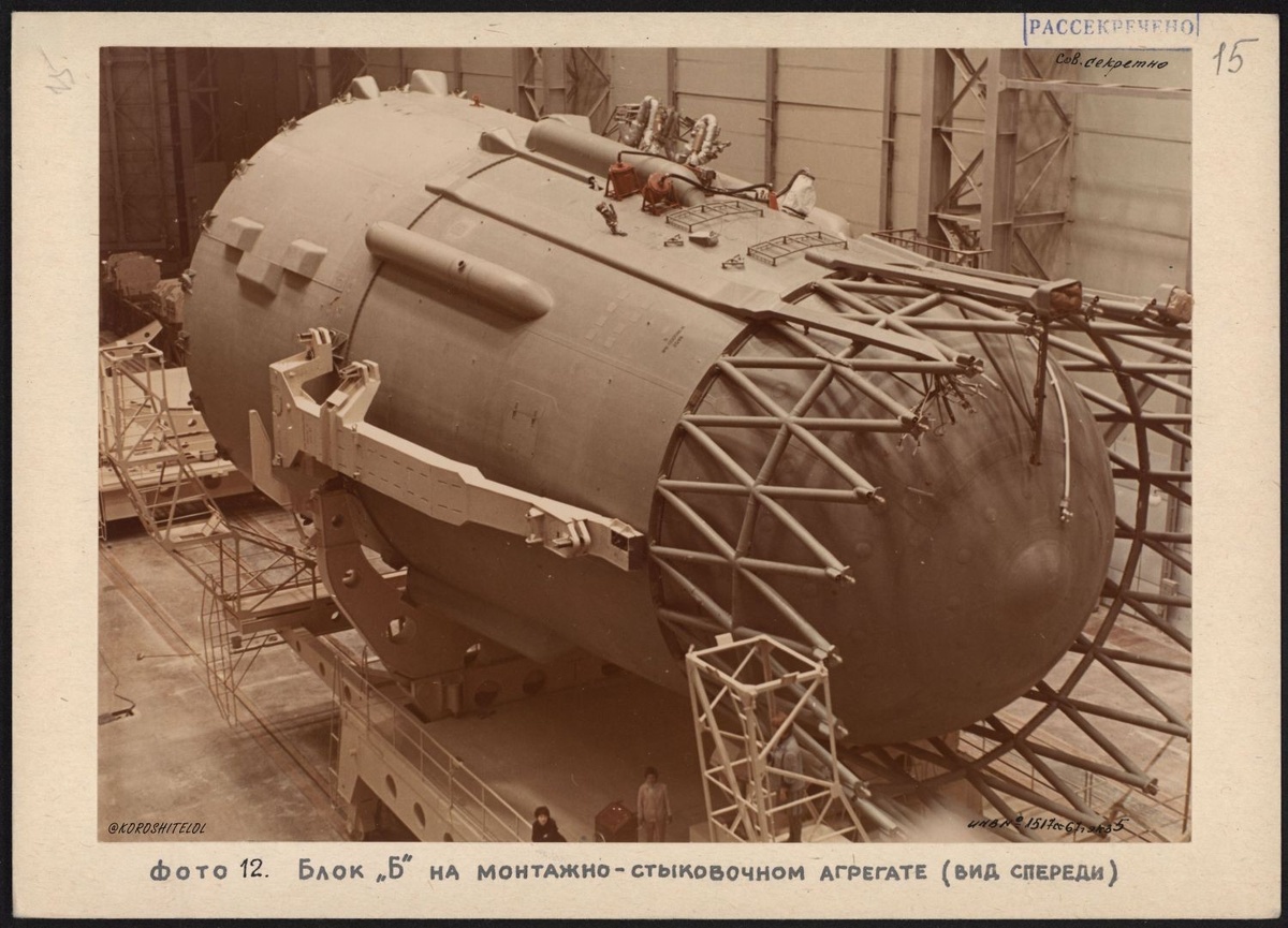 Блок «Б» ракеты-носителя «Н1» на монтажно-стыковочном агрегате (вид спереди).
