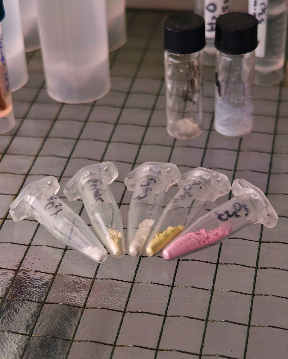 Образцы оксидов редкоземельных элементов 