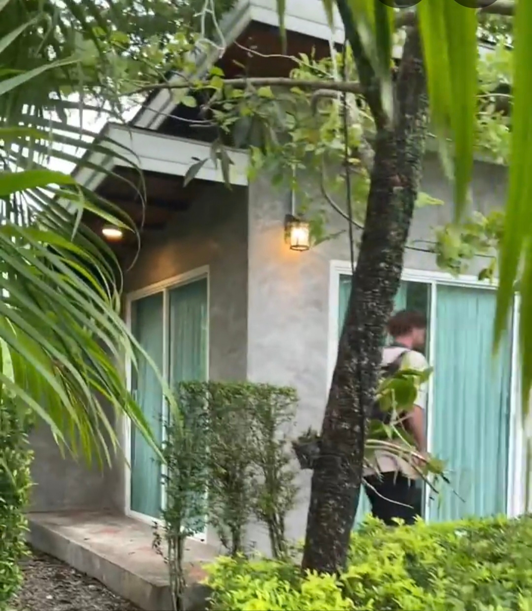 После непрошеных водных процедур  и барагоза друзей  выселили. 