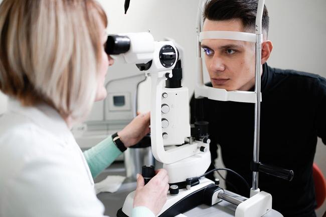 В Беларуси если водитель прежде не пользовался средствами оптической коррекции, то офтальмолог может выписать рецепт на очки или линзы, но комиссию нужно пройти еще раз уже в них