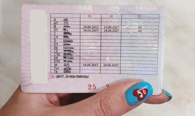 Управление транспортным средством без очков или линз при наличии соответствующей отметки в водительском удостоверении и в России, и в Беларуси
приравнивается к езде без прав