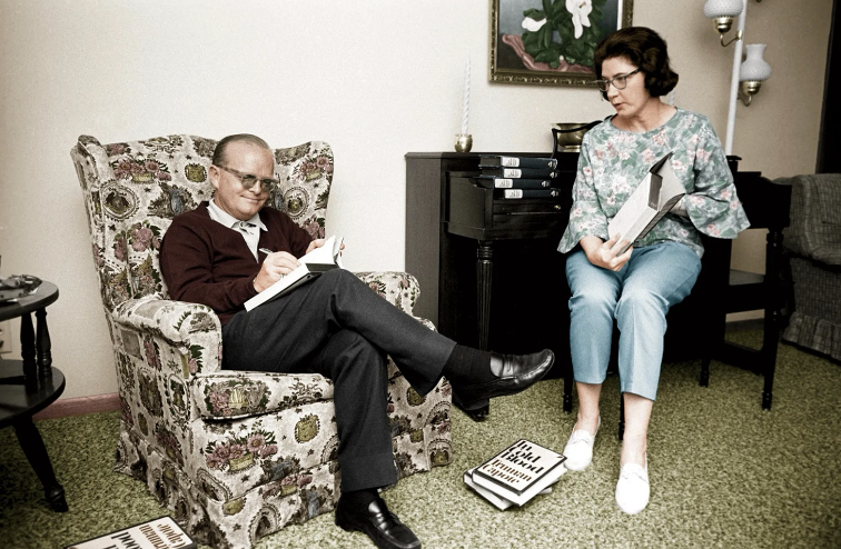 Трумен Капоте вместе с Харпер Ли подписывает экземпляры романа «Хладнокровное убийство» (1966), источник https://ifiyak.sfu-kras.ru/news/100-let-so-dnya-rozhdeniya-trumena-kapote/