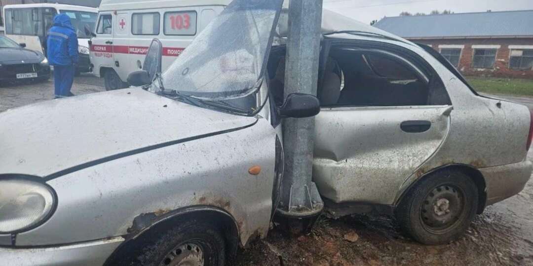 Подросток на легковушке врезался в столб в Якшур-Бодье, пострадали двое