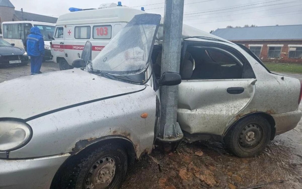    Подросток на легковушке врезался в столб в Якшур-Бодье, пострадали двое