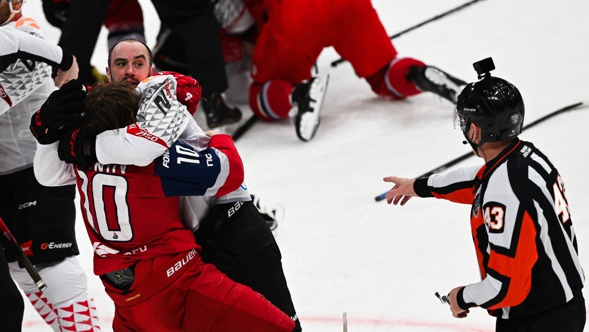 Драка Эндрю Потуральски и Георгия Иванова.
Фото ХК «Авангард»