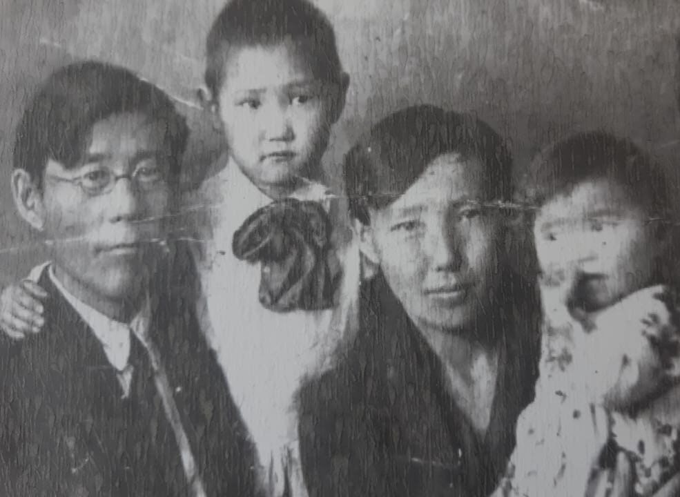 На фото: родители с Машей и Саргыланой