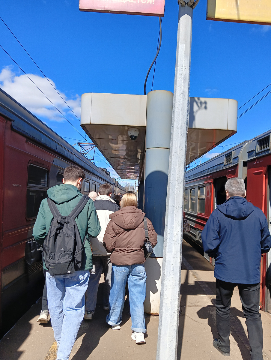 Электричка приехала на станцию