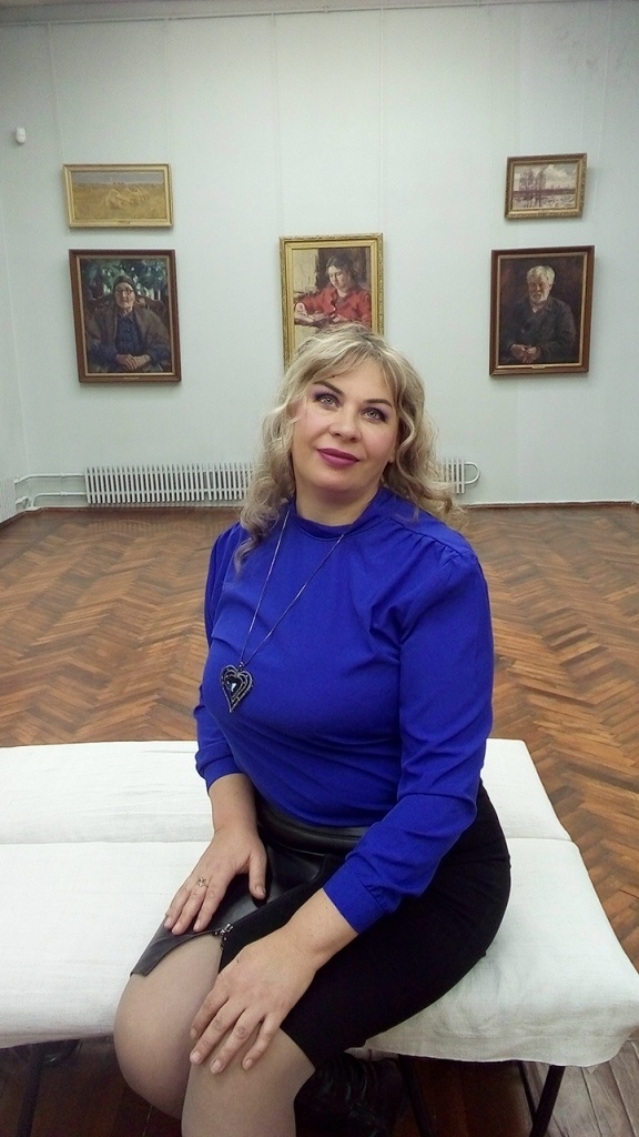 Зал, где собраны нарисованные художником портреты