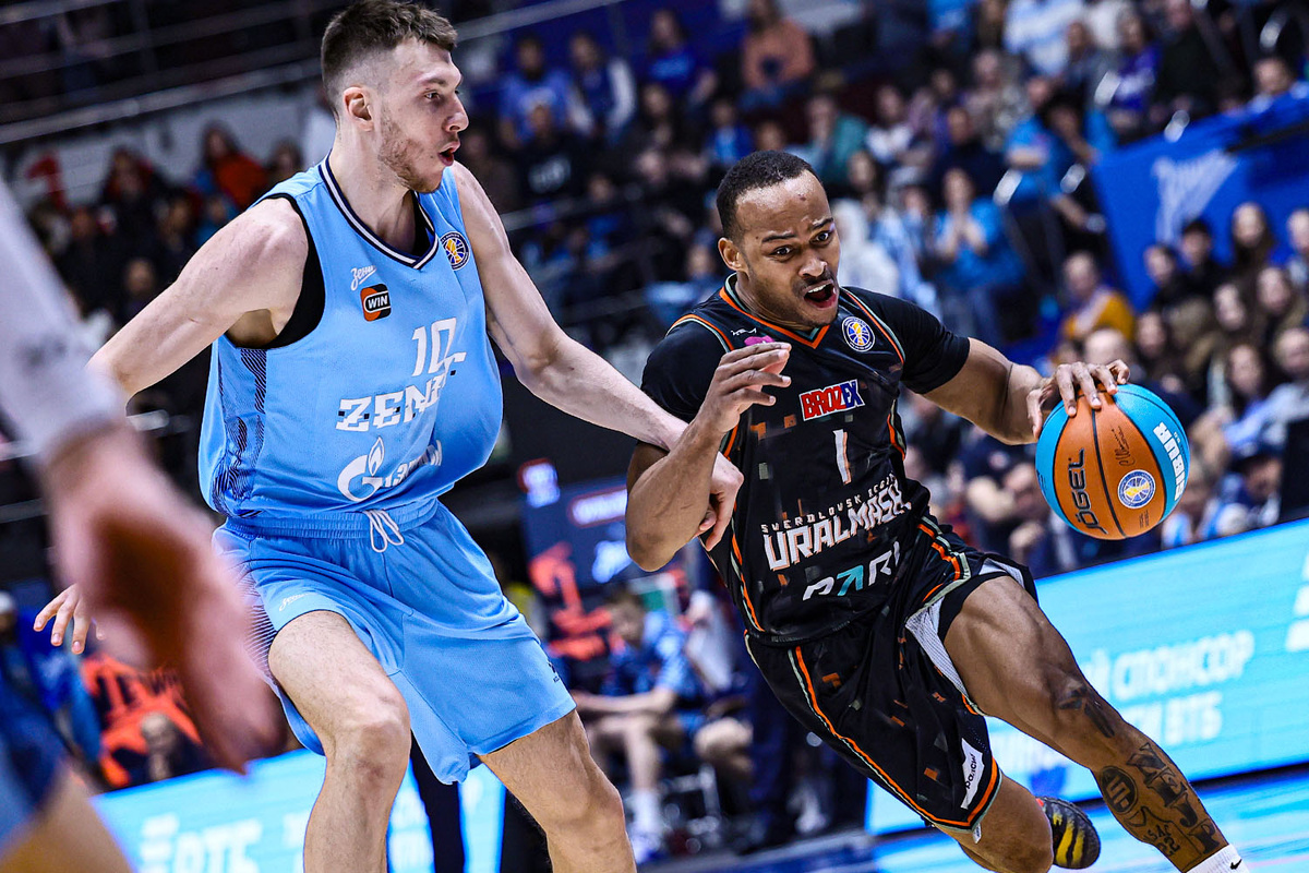 Гарретт Нэвеллс (с мячом) стал самым результативным игроком первого матча плей-офф. Фото: пресс-служба Единой лиги ВТБ