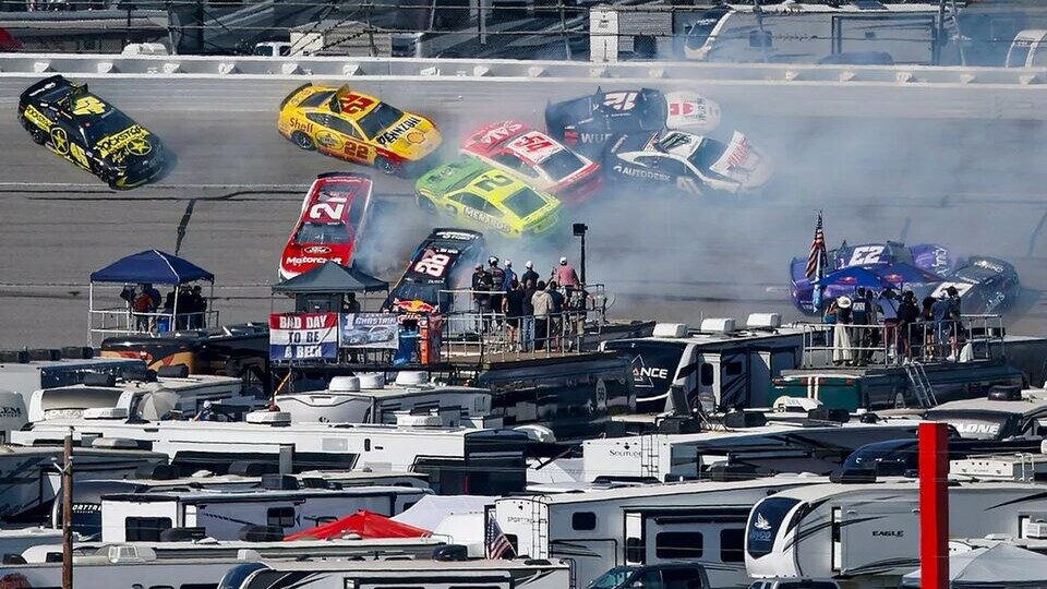 «Почти весь пелотон». В гонке NASCAR Cup произошла авария с участием 26 автомобилей