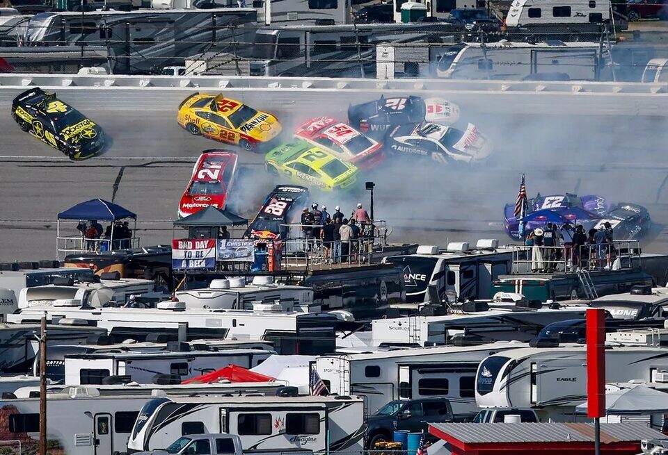    «Почти весь пелотон». В гонке NASCAR Cup произошла авария с участием 26 автомобилейNASCAR