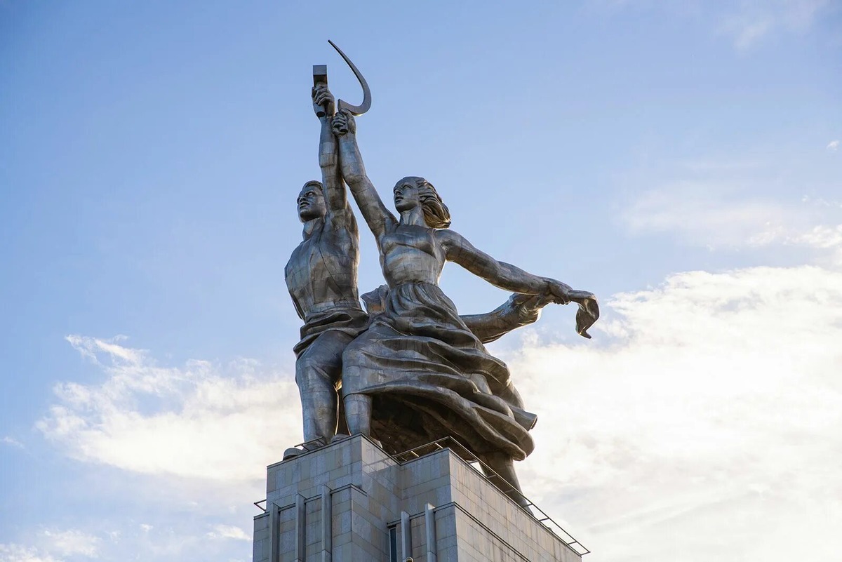 Рабочий и колхозница