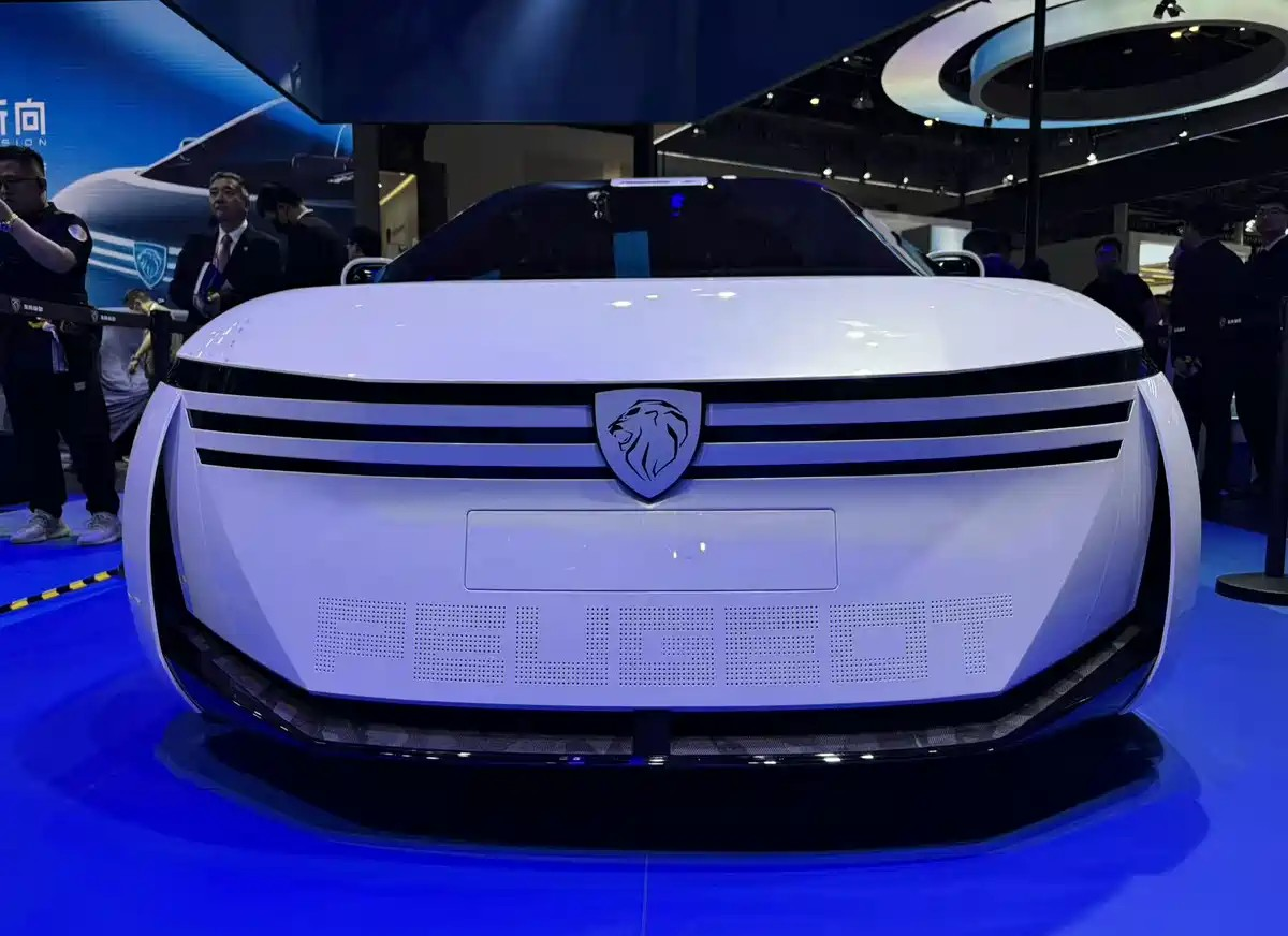 Передняя часть Peugeot Polygon – этот автомобиль демонстрирует возможность модульной замены отдельных компонентов конструкции