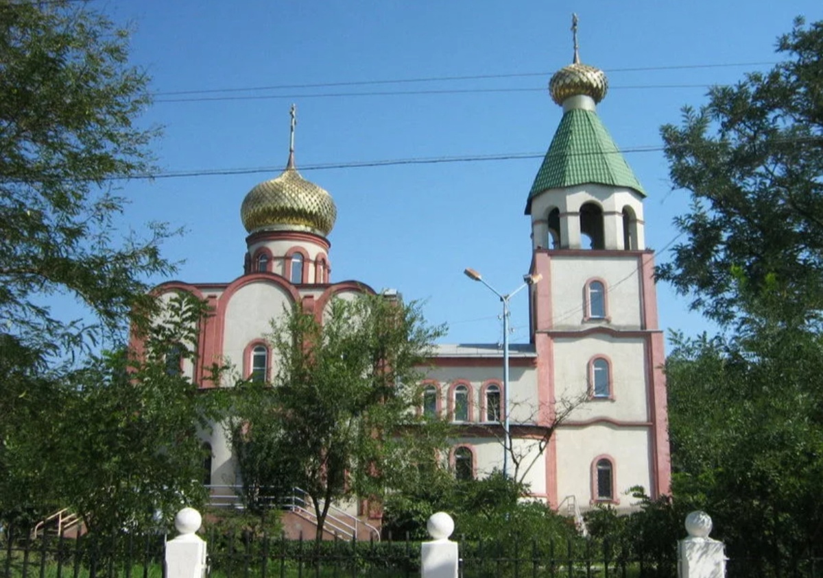 Первоначальный храм в честь святого Георгия Победоносца был построен в Кизляре в 1904 году и являлся частью Крестовоздвиженского монастыря. В 1918 году монастырь был разграблен, а его обитатели подверглись репрессиям. Впоследствии храм закрыли, а его здание использовали для других нужд. В 1930-х годах храм окончательно разрушили. 
Новый храм во имя святого Георгия Победоносца возвели в 1995 году на средства администрации и предприятий Кизляра, а также на средства прихожан и благотворителей. 