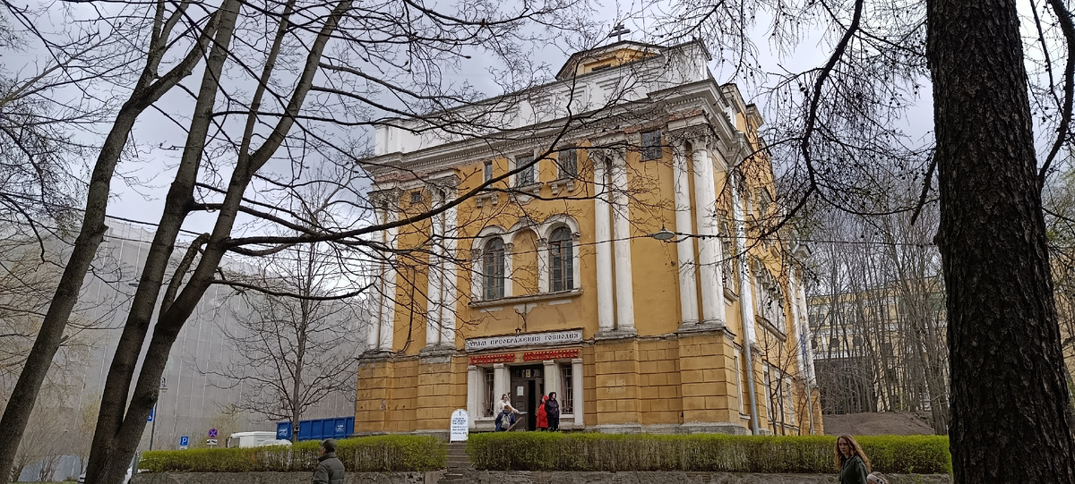 Вход в церковь Преображения. Листайте дальше