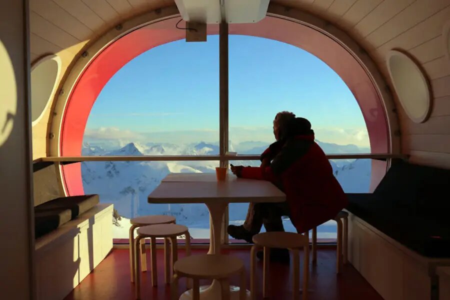  В жилых модулях отеля - отопление, душ, гардероб и панорамные окна с видом на горы   © Пресс-служба "Кавказ.РФ". Антон Тарабей