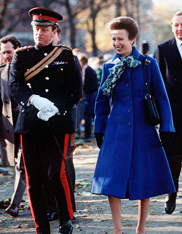 В возрасте 86 лет Эндрю Паркер-Боулз взял на себя новую роль правой руки членов королевской семьи, включая принцессу Анну (на снимке вместе в Гайд-парке в Лондоне, 1989 год).