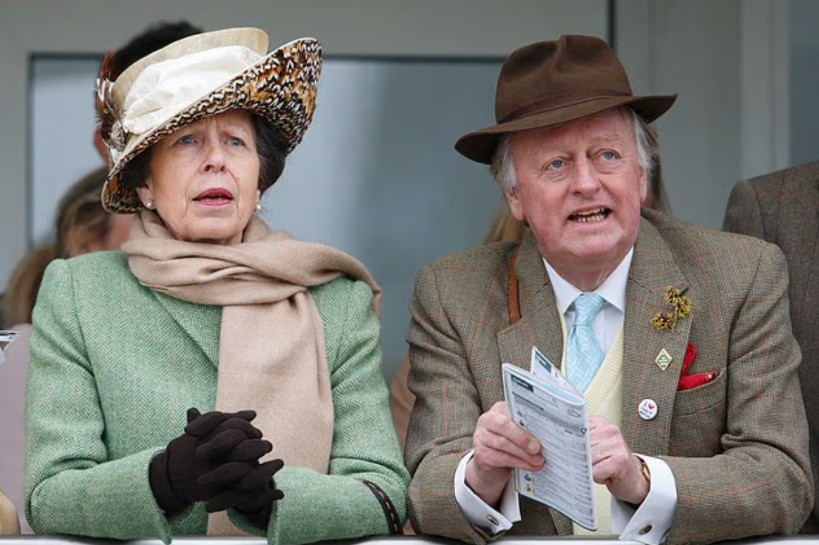 На фото: принцесса Анна и Эндрю Паркер-Боулз на дне Золотого кубка Челтнемского фестиваля 18 марта 2016 года.