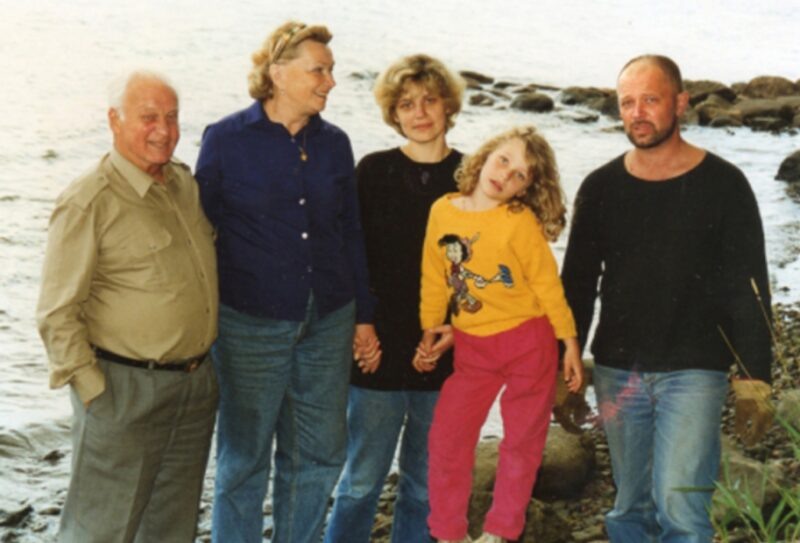    Семейный портрет Ростоцких: счастливые мгновения