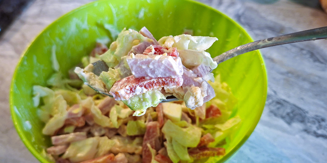 Быстрый салат с мясом, болгарским перцем и салатом айсберг