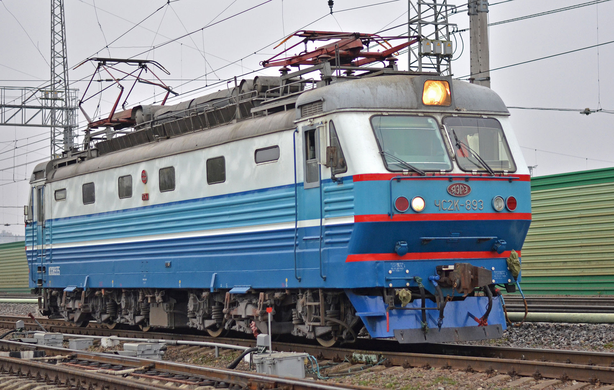 ЧС2К-893. Источник фото: ru.wikipedia.org Авторство: Sergey Korovkin 84. Собственная работа, CC BY-SA 3.0, https://commons.wikimedia.org/w/index.php?curid=29859883