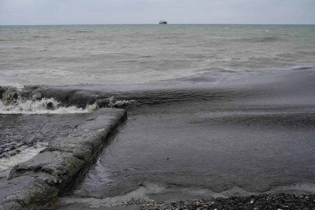 Разлив нефтепродуктов в море в районе городского пляжа в Туапсе. 25 апреля 2026 года / «Берег»