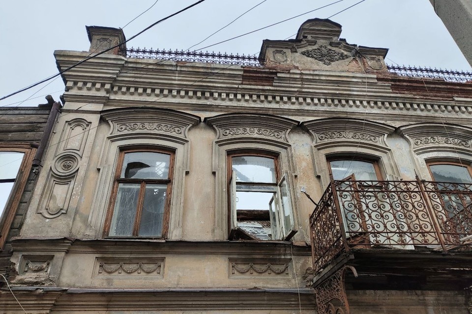    Купеческий особняк сейчас пребывает в полуразрушенном состоянии. Фото: vk.com/okn74