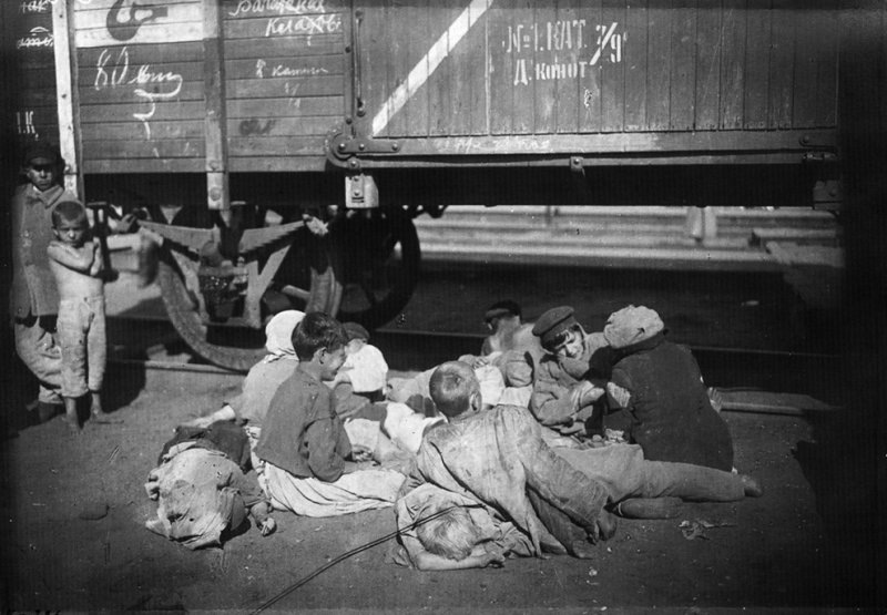 Беспризорные и голодающие дети на Николаевском вокзале, Москва, 1920. Источник https://www.svdeti.ru/index.php?option=com 