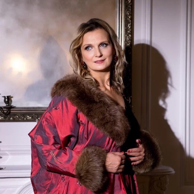 Елена Королькова-Ранкевич: аромапсихолог, психолог-сексолог, автор аромаритуала «Преображение женской энергии», ведущая семинаров и практик для женщин с 2009 года