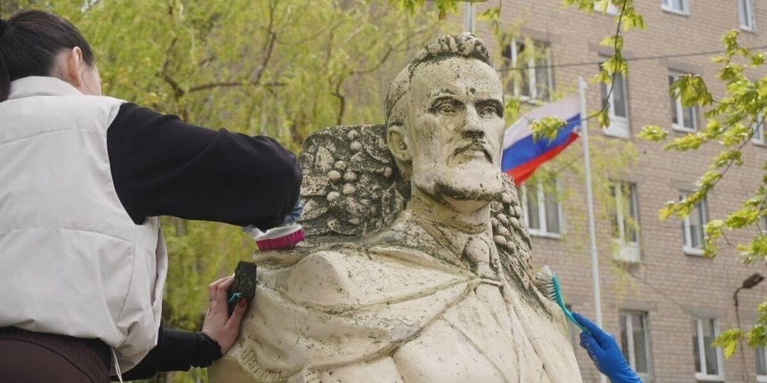 Волонтёры культуры привели в порядок памятник земскому врачу Корвацкому в Мелитополе