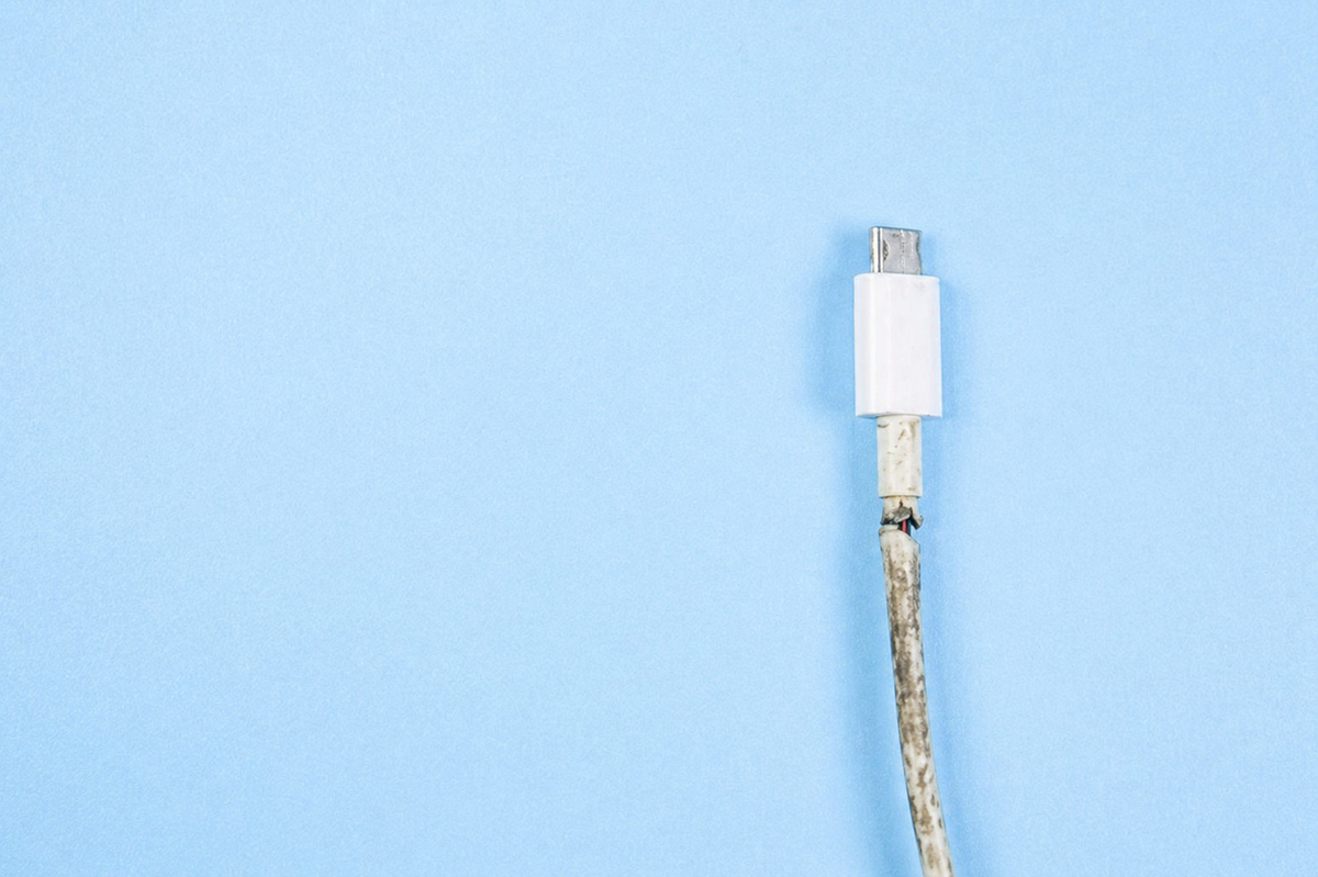 Каждый сталкивался с проблемой: уже через несколько месяцев кабель рвётся.