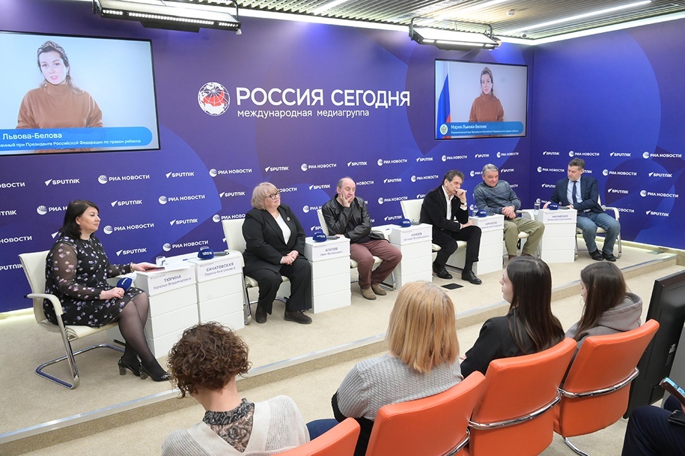    Пресс-конференция, посвящённая XII Всероссийскому фестивалю семейных любительских театров "Сказка приходит в твой дом". / Мария Девахина/РИА Новости