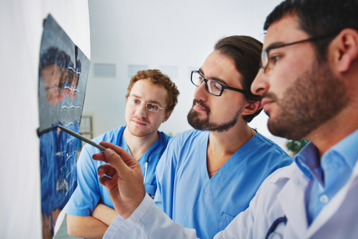 В Госдуме предложили законодательно закрепить оплату труда врачей-наставников