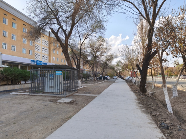 На улице Досназарова в пяти минутах от ж/д вокзала. Здесь и далее - моё фото, если не указано иное.