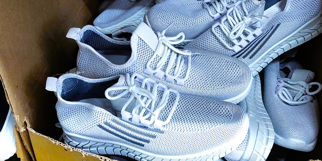 В Светофоре по приемлемым ценам берут грядки садовые, летнюю обувь, корзины, коврики и стулья "Венские". Выбираем сыр, форель и клубнику.