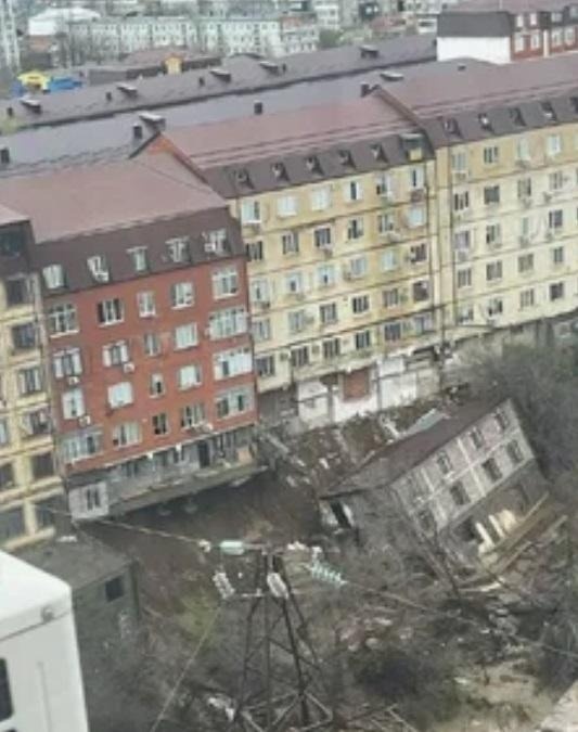 Рухнувший дом в Махачкале. Фото RT