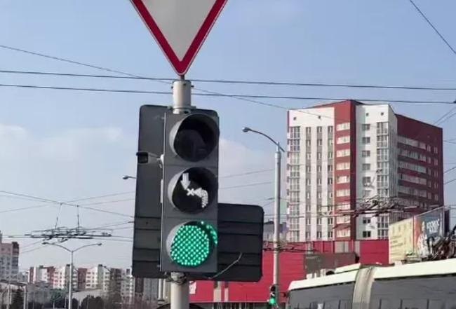 Белый сигнал информирует о возможном конфликте разных участников дорожного движения тг УГАИ ГУВД Мингорисполкома