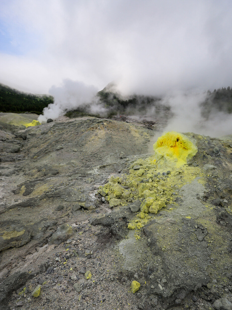 Фумаролы вулкана Менделеева (слева) считаются самыми мощными на Курилах, а в кальдере вулкана Головнина (справа) плещутся два разноцветных озера — Горячее и Кипящее. Фото: Дмитрий Тельнов