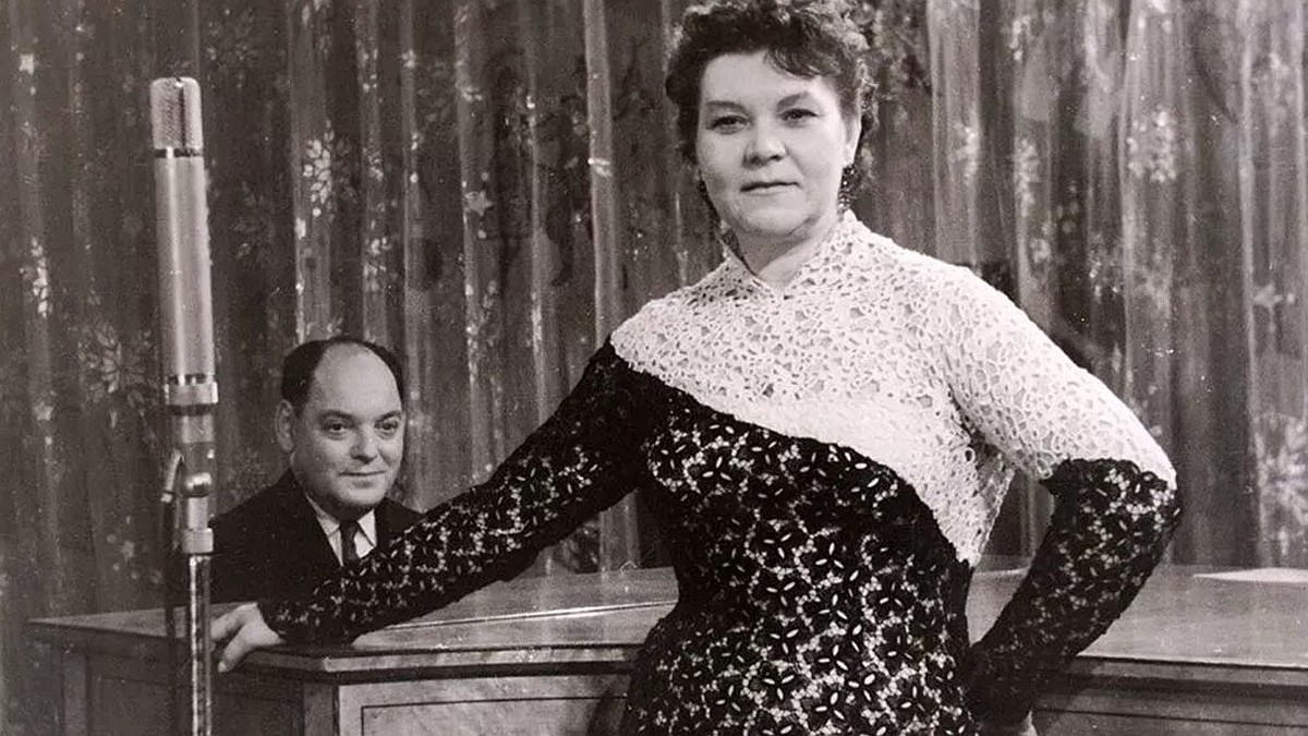 Клавдия Шульженко на сцене 