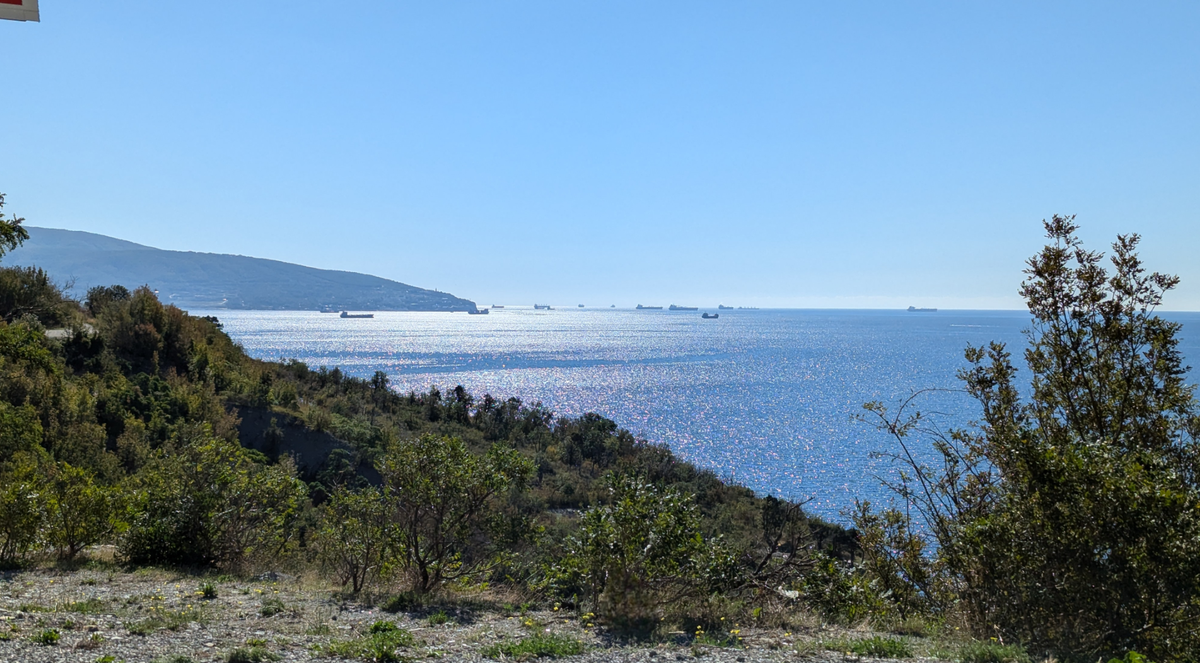 В Кабардинке пробы в норме, вода прозрачная, пляжи галечные 