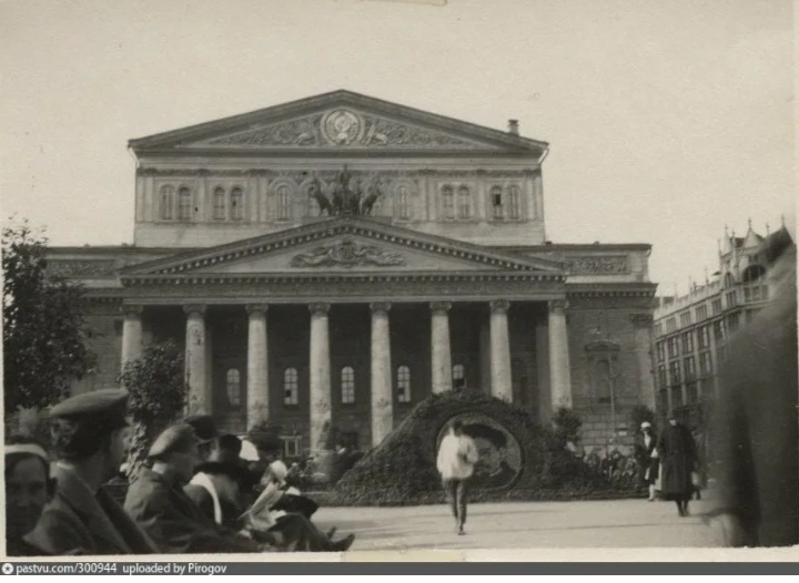Большой театр в 1924-том году. Отсюда: ,,www.pastvu.com" . Пролистайте вниз для того, чтобы увидеть следующие картинки.