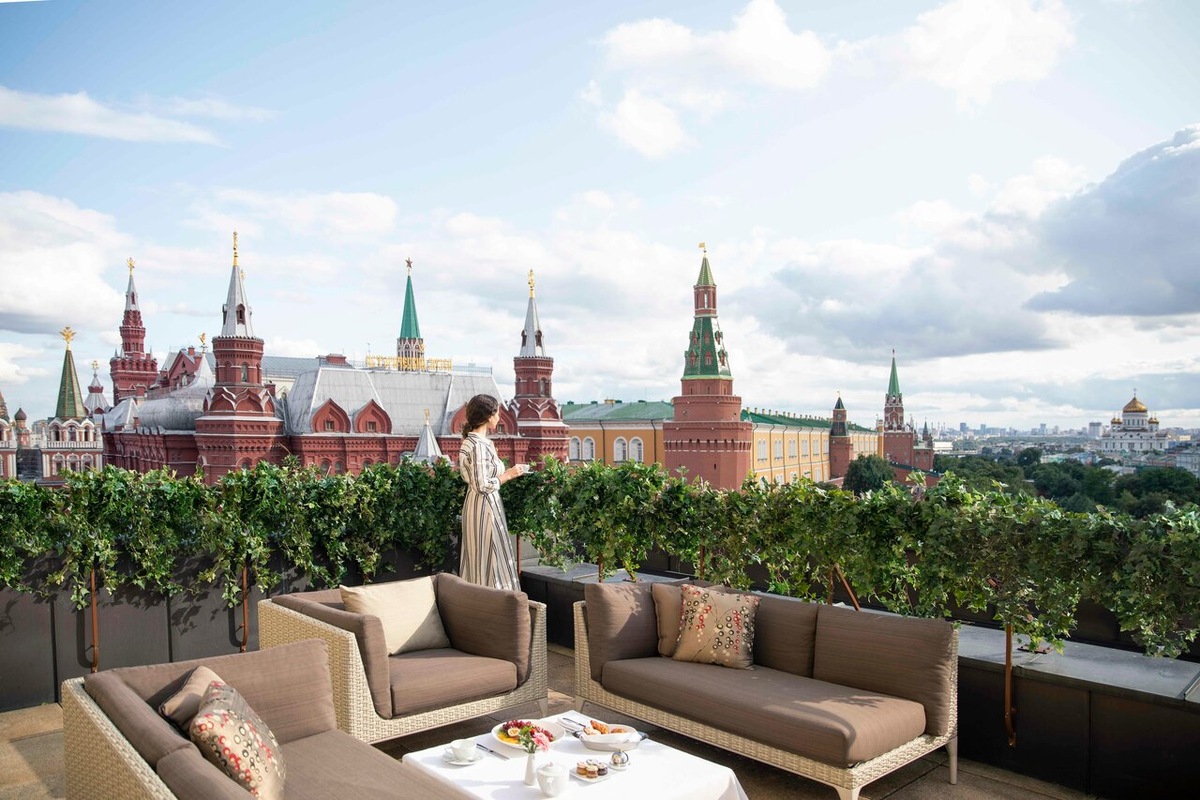 Открытая терраса с прямым видом на Кремль и Исторический музей в Four Seasons Hotel Moscow 5* на улице Охотный Ряд, 2. Отель занимает здание легендарной гостиницы «Москва» в самом сердце столицы. В сезоне 2026 это место остается эталоном статусного отдыха, где завтрак на фоне башен Кремля и Храма Христа Спасителя — не просто трапеза, а часть уникального столичного опыта.