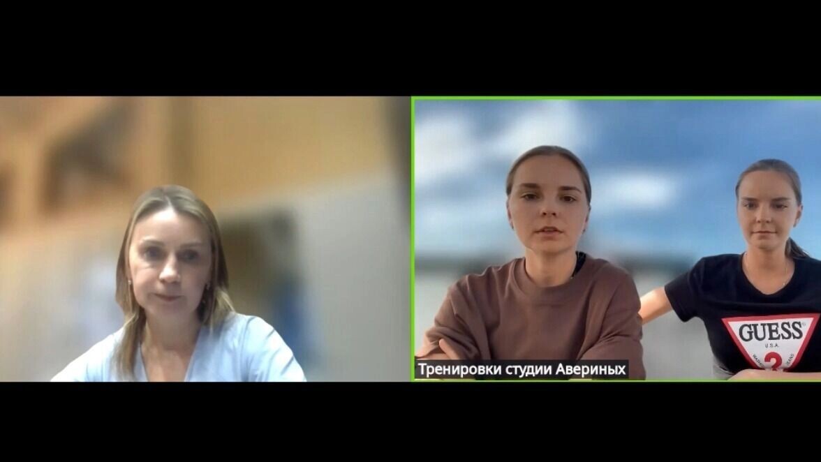    Гимнастки Дина и Арина Аверины вместе с мамой Ксенией   Скриншот с трансляции сестер Авериных на личном сайте (averiny.online)