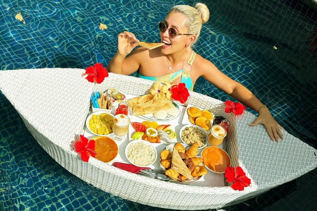     «Впервые у меня случился такой отдых. Глаз перестал дергаться»: Мария Кравченко показала фигуру в бикини на Мальдивах