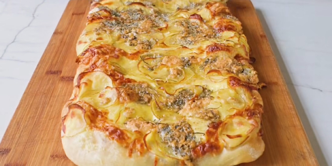 Совсем несложная римская пицца с картофелем, голубым сыром и розмарином